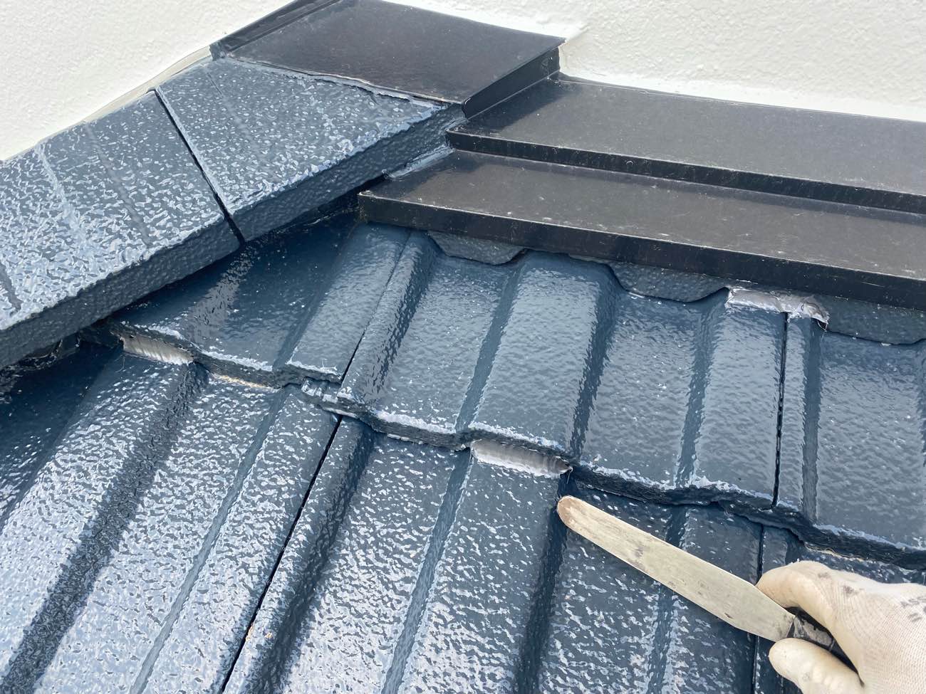 瓦の浮きをシーリングで補修