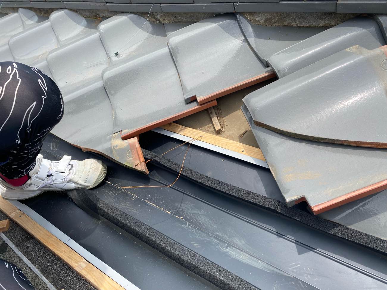 春日市物件、谷板金交換工事