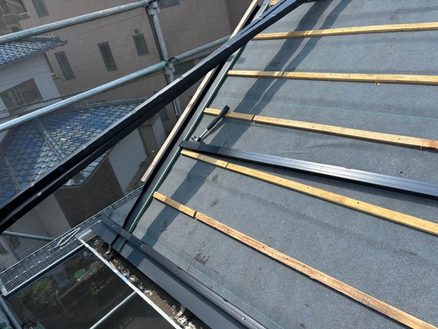 福岡市の屋根カバー工法、桟木の施工