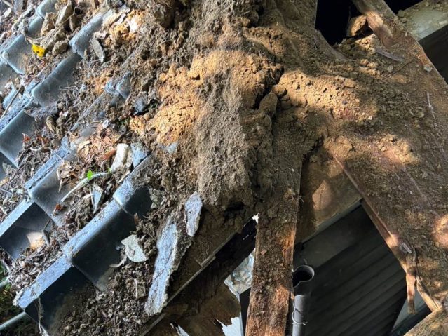 遠賀町の一部が腐食して崩壊している瓦屋根