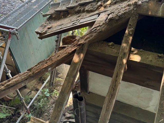 遠賀町の腐って痩せ細った屋根の下地材