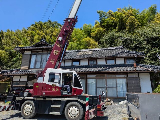 遠賀町の大型クレーンによる屋根の工事