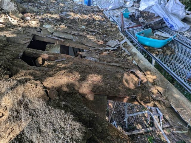 遠賀町の腐食して抜け落ちた屋根の下地