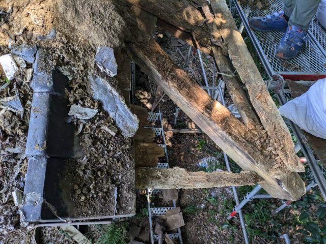 遠賀町のボロボロに朽ち果てた瓦の下地