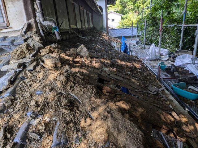 遠賀町の朽ち果てた瓦の下地