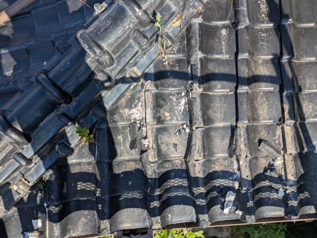 遠賀町の今にも崩れそうな瓦屋根