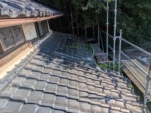 遠賀町の雑草が生えるほど老朽化した瓦屋根