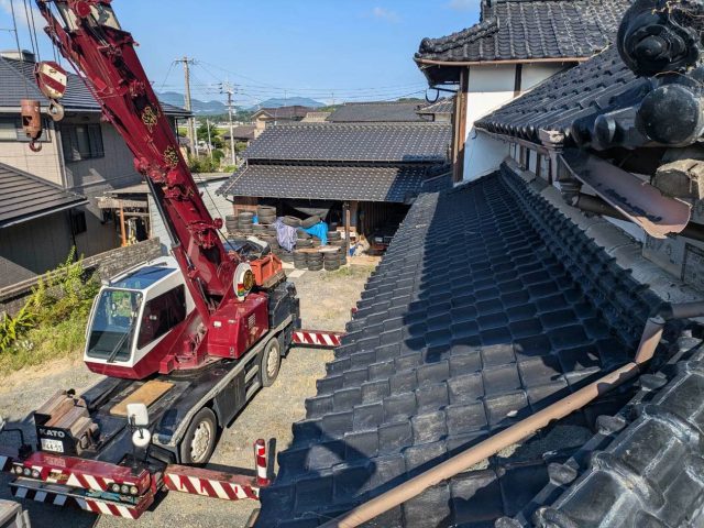 遠賀町の屋根工事で使われたクレーン車