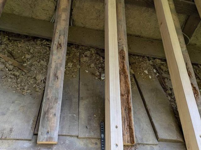 遠賀町で補修される屋根の下地