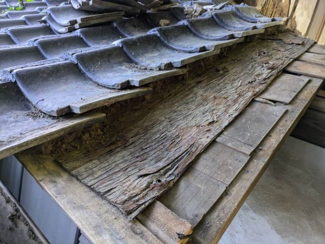 遠賀町の腐食が進む屋根の下地