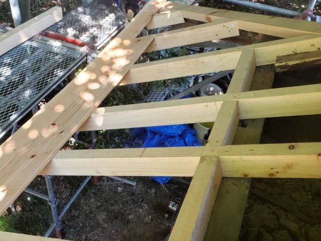 遠賀町で新しい屋根の施工中