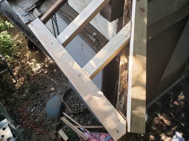 遠賀町の屋根工事で下地補修中