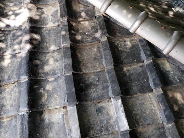 遠賀町の汚れが蓄積した屋根瓦
