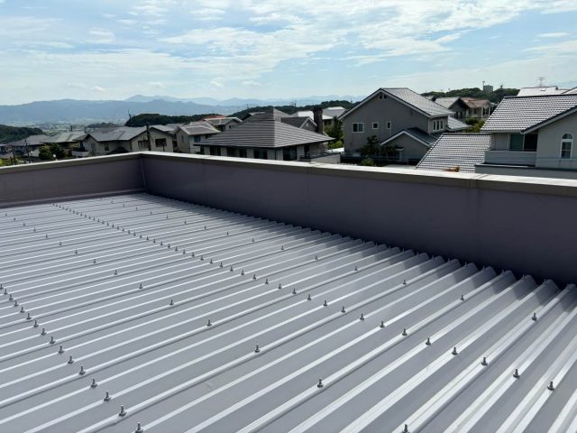 糸島市で雨漏り調査を行った折板屋根