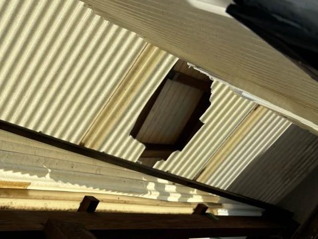 太宰府市の破損したベランダの波板