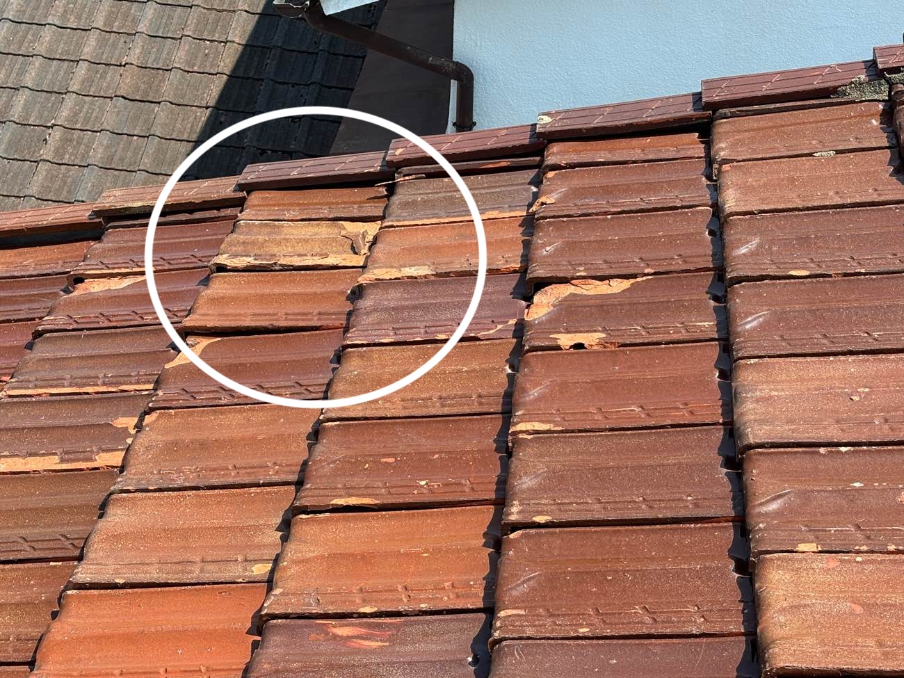 福岡市早良区物件の雨漏り調査、屋根の割れ、かけ