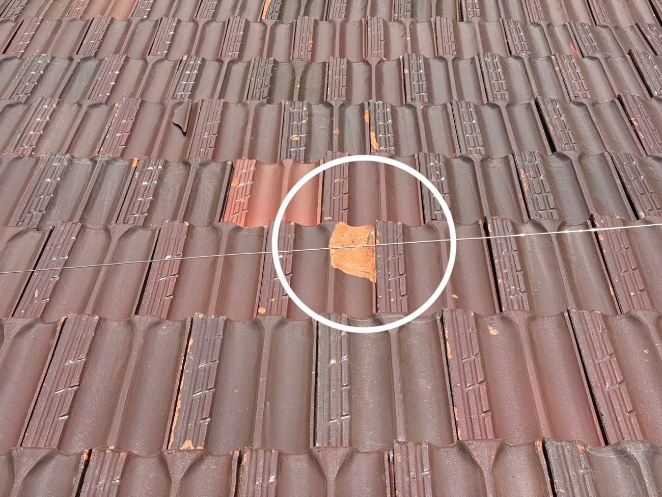 福岡市早良区物件の雨漏り調査、屋根の割れ、欠け