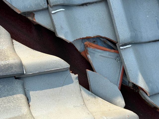 福岡市中央区の大きく破損した瓦