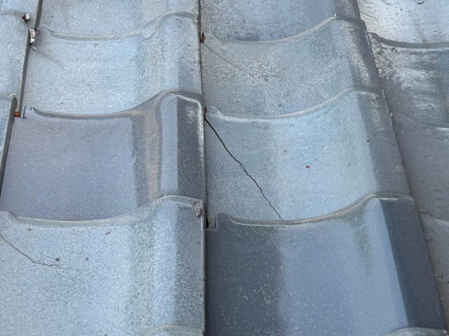 福岡市中央区の老朽化でひび割れた屋根瓦