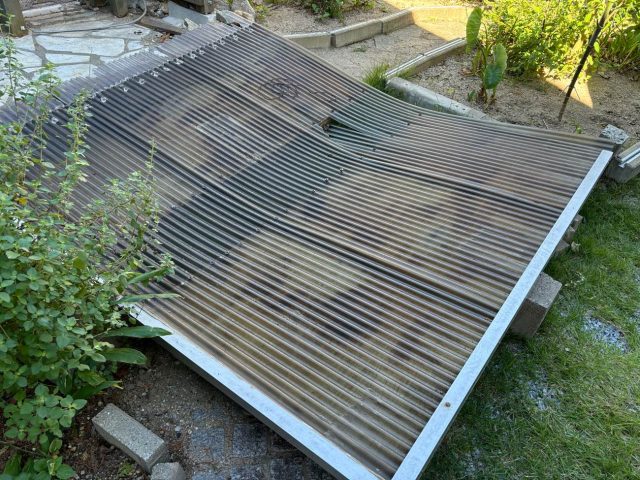 福岡市西区で台風で壊れた屋根の波板