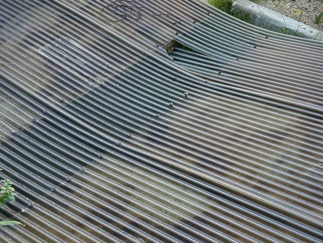 福岡市西区で大きく穴が空いた波板