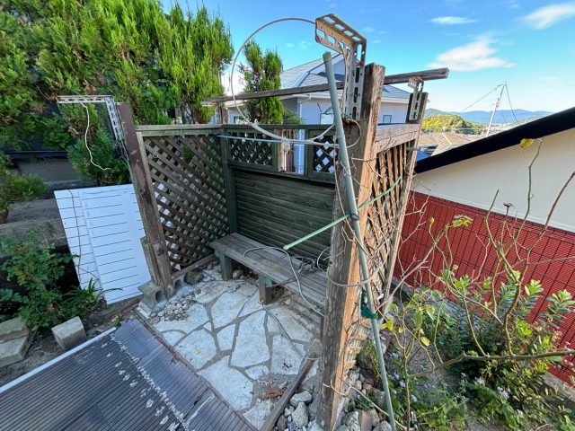 福岡市西区で台風で屋根が吹き飛ばされた小屋