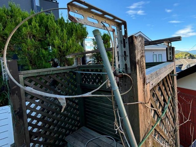 福岡市西区で屋根がなくなった小屋の支柱部分