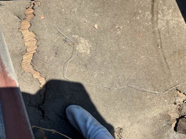 福岡市東区で見つかったルーフィングの破れ