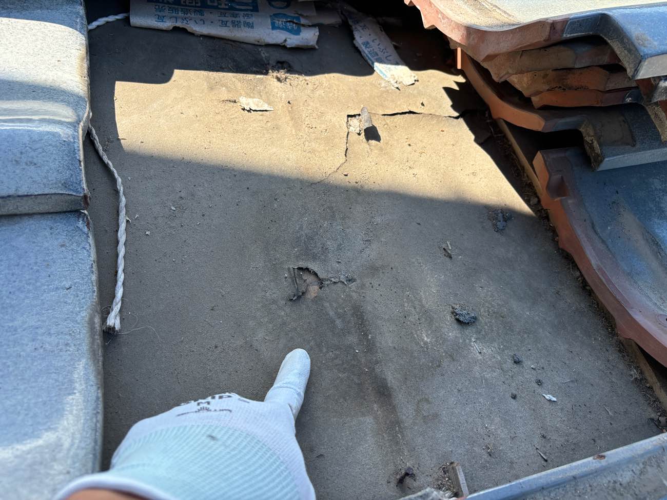福岡市東区の屋根葺き替え工事、下地の劣化を確認