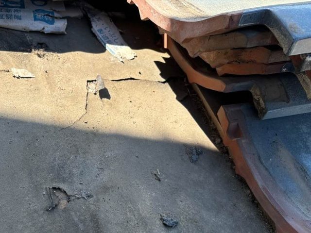 福岡市東区で取り外しが進んでいく屋根瓦