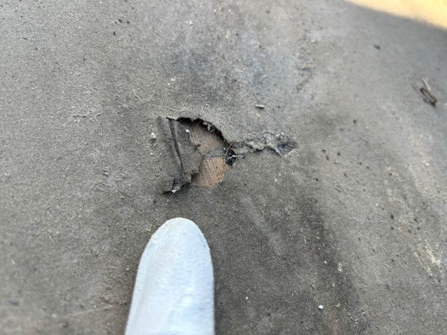福岡市東区で見つかった防水シートの穴あき
