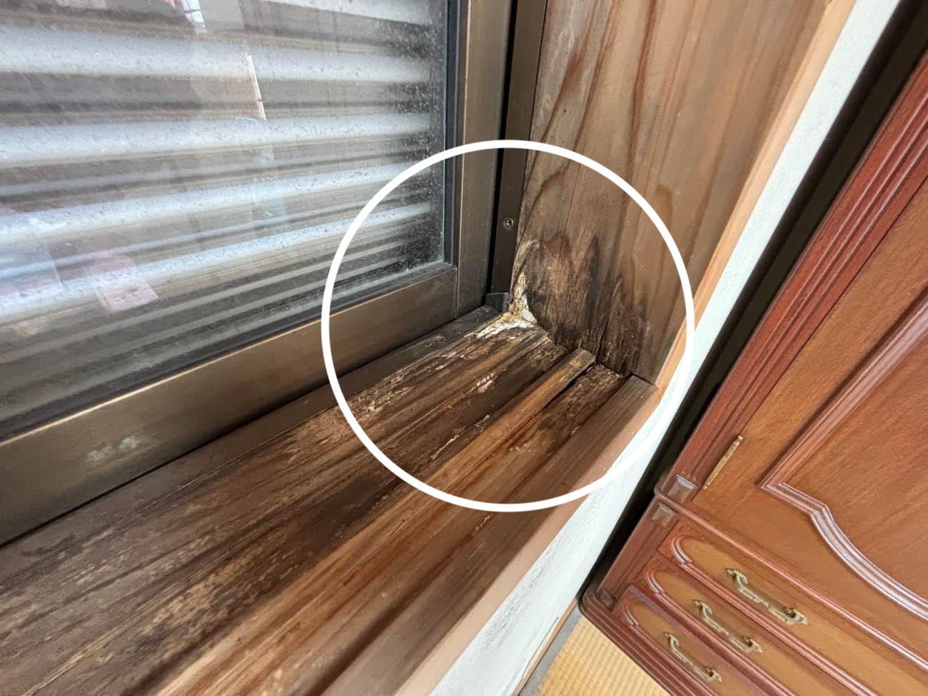 福岡市早良区物件の雨漏り調査、屋根の割れ、窓枠の腐食