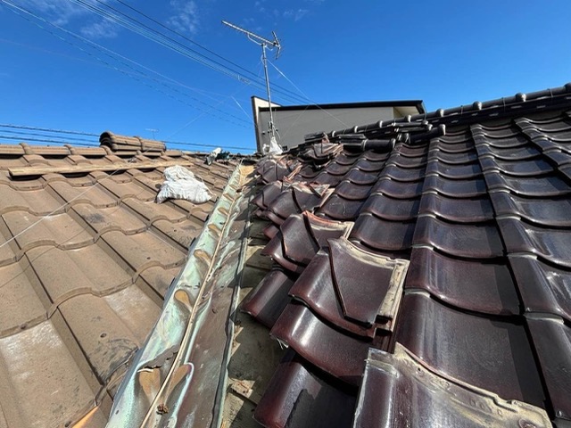 既存屋根の撤去、谷板金交換工事