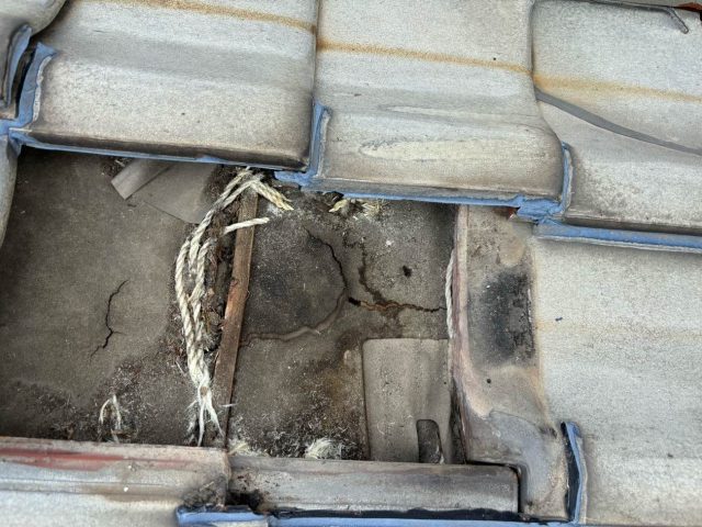 太宰府市で確認された傷んだ防水シート