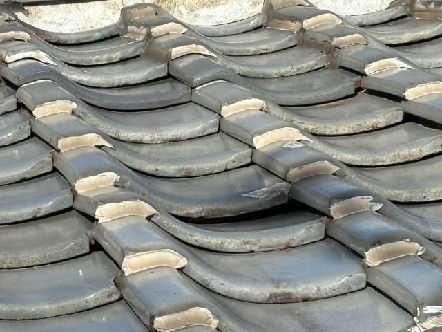 粕屋町のずれてすき間が空いてしまった瓦屋根