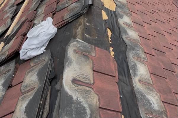 福岡市博多区の屋根リフォームでのスレートの取り外し