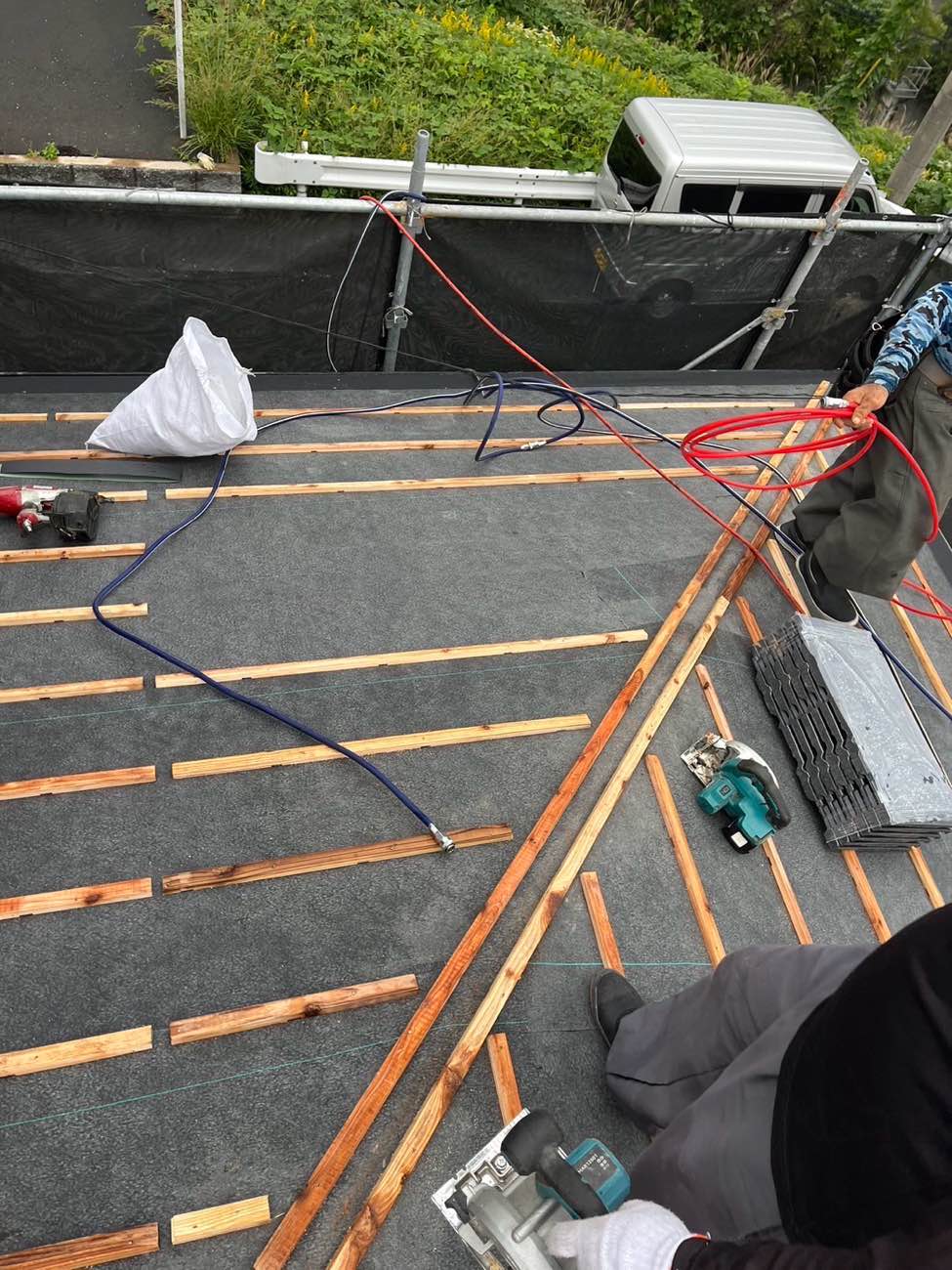 桟木の取り付け、屋根カバー工法