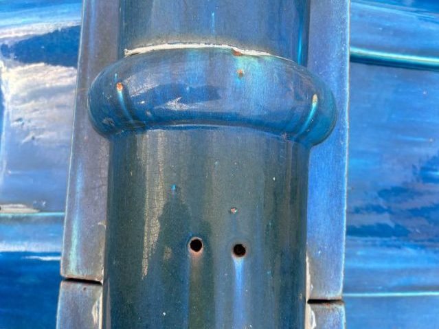 福岡市博多区の瓦屋根に空いたビス穴