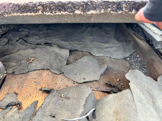 志免町の内部で剥がれていた防水シート