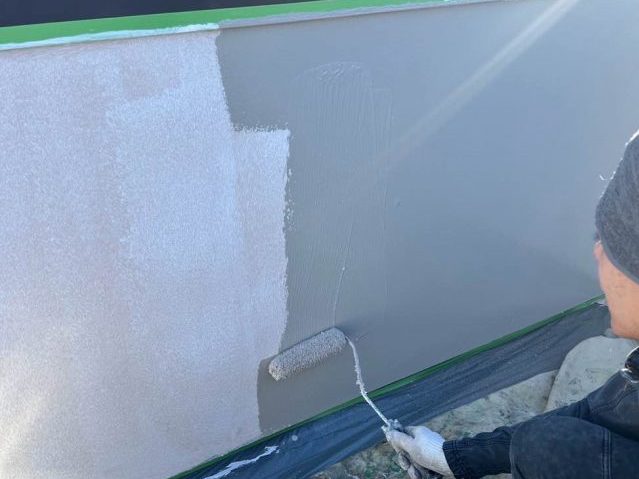 糸島市で外壁を塗装中の職人