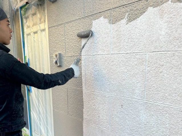 糸島市で外壁の上塗りを行う職人