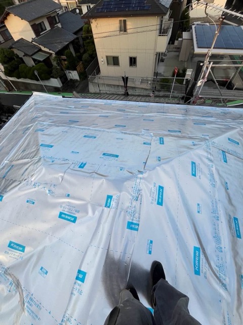 福岡市早良区の屋根葺き替え工事、遮熱シート施工