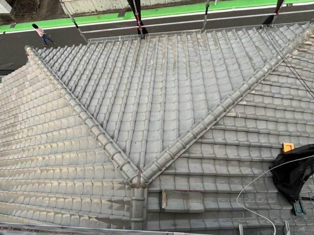 福岡市東区で撤去される屋根瓦