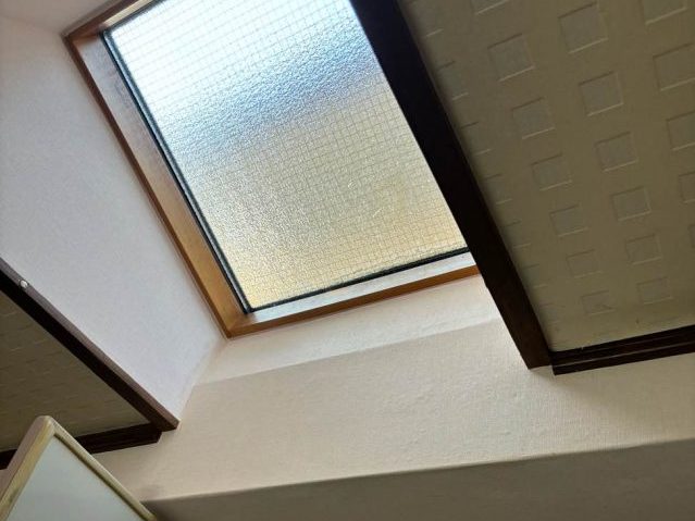 春日市の天窓から雨漏りした室内
