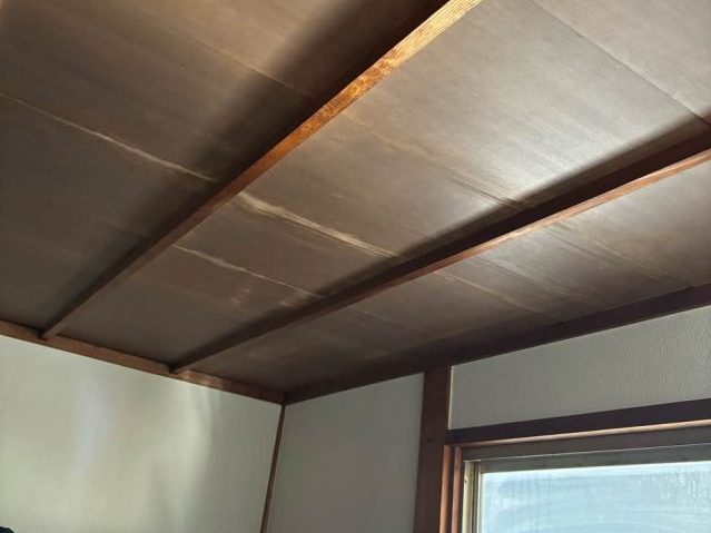 春日市で雨漏りで板が浮いた天井