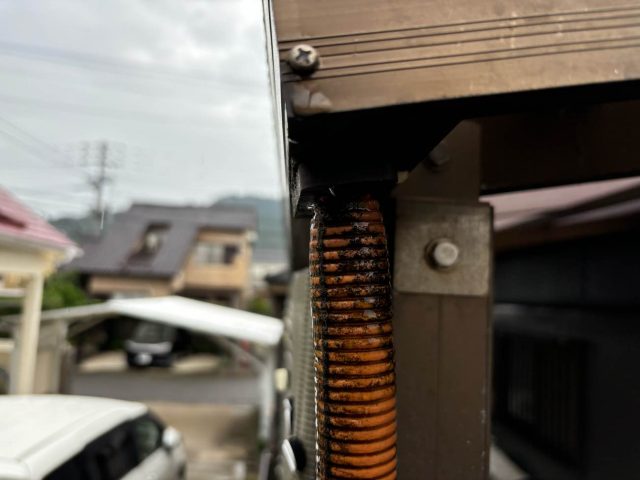 須恵町で破損が見つかった雨樋