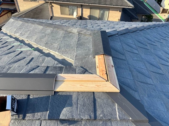 福岡市東区の屋根葺き替え工事、棟板金施工