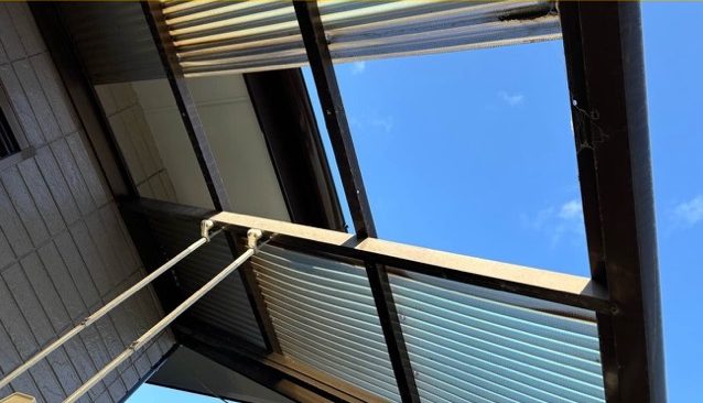 穴が空いた屋根