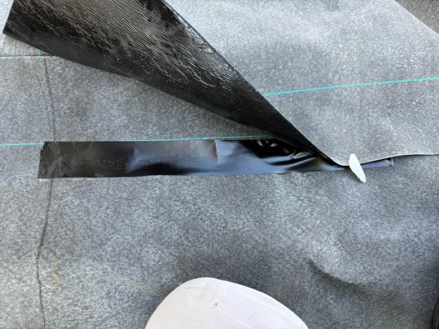 糸島市で新しい防水シートの継ぎ目