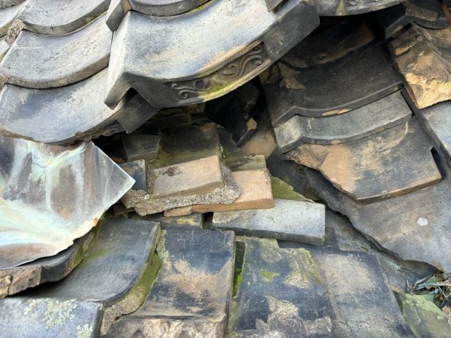 糸島市の割れた屋根の瓦